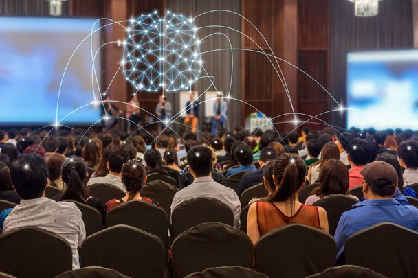 Koncepcja burzy mózgów w widoku z tyłu widowni i mówcy na scenie w sali konferencyjnej lub spotkaniu seminaryjnymi, biznesie i edukacji z koncepcją technologiczną - Zdjęcie, obraz