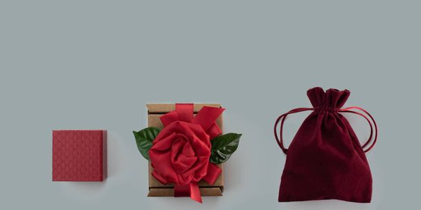 Banner Embalaje de regalo festivo caja de cinta roja fondo gris. Concepto Día de San Valentín, día de la mujer
 - Foto, imagen