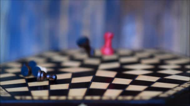 piezas de ajedrez caen sobre el tablero
 - Metraje, vídeo