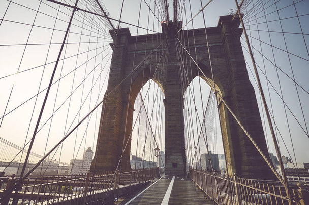 Puente de Brooklyn al amanecer, imagen tonificada en color, Nueva York
. - Foto, imagen