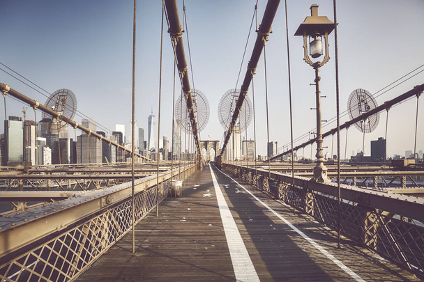 Széles szög kilátás nyílik a Brooklyn-híd, napkeltekor, színes tónusú kép, New York. - Fotó, kép