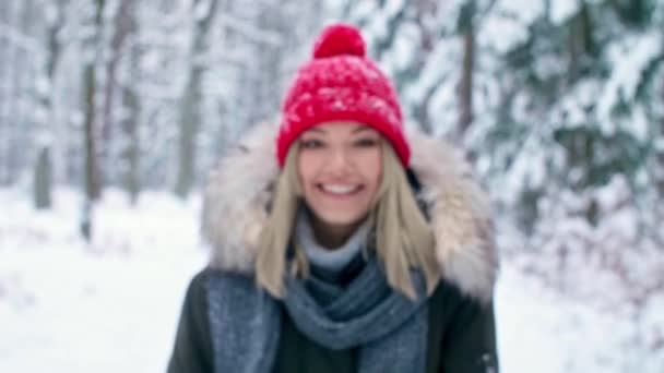 Portret uśmiechający się kobiety w okresie zimowym - Materiał filmowy, wideo