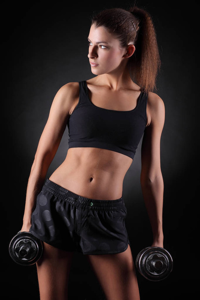 fitness nő sportruházat gyakorolja a dumbells. - Fotó, kép