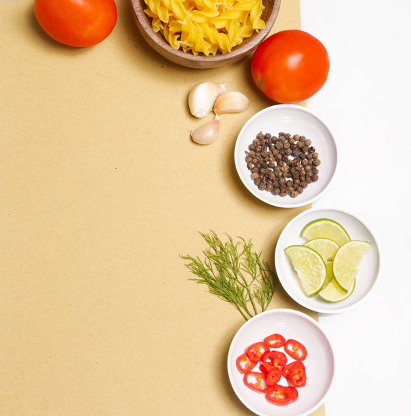 Ingredientes para cocinar pasta italiana - vista superior
 - Foto, imagen