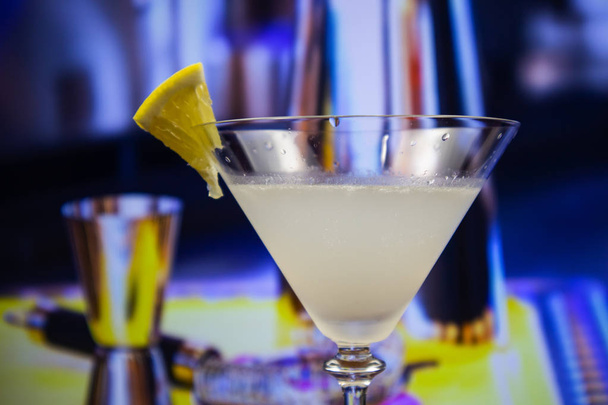 Kamikaze cocktail in martini glass decoreted slice of lemon - Foto, Imagem