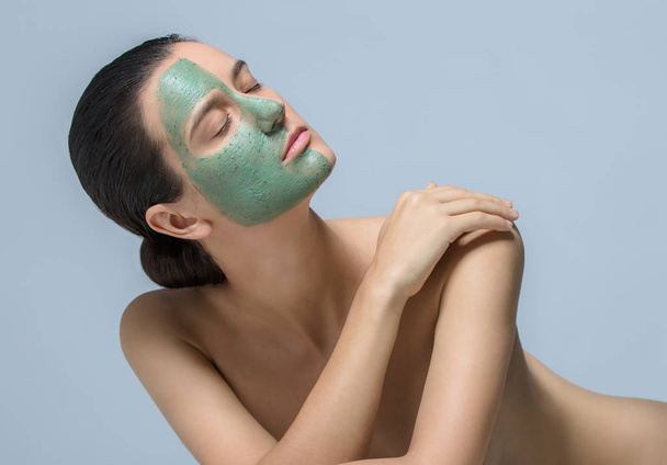 Yeşil yüz maskesi - stüdyo portre genç kadın - Fotoğraf, Görsel