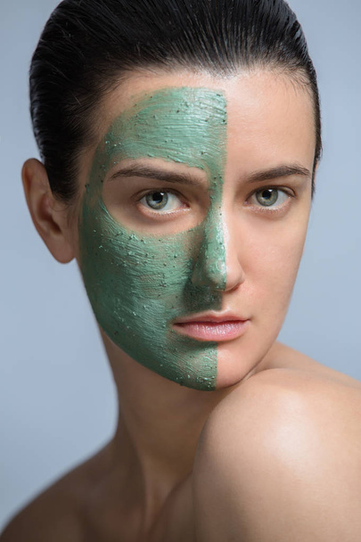 Young woman with green face mask - studio portrait - Foto, imagen