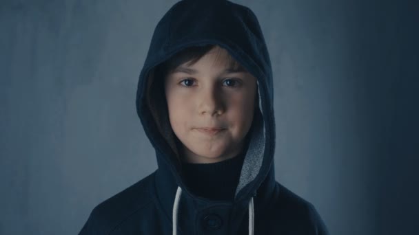 Menino adolescente em top com capuz
 - Filmagem, Vídeo