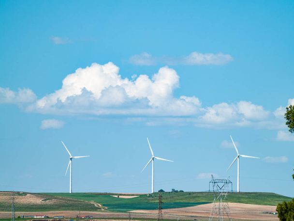Berglandschaft mit Windrädern in Salamanca. Konzept der erneuerbaren Energien - Foto, Bild