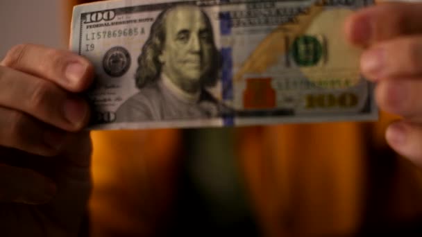 Hombre casual está ofreciendo billetes de dólar americano, primer plano de las manos con dinero
 - Metraje, vídeo