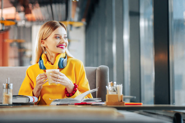 Красивая молодая деловая женщина наслаждается кофе-брейком
 - Фото, изображение