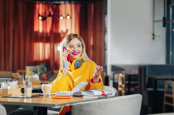 Blonde-haired woman calling her boyfriend while waiting for him - Zdjęcie, obraz