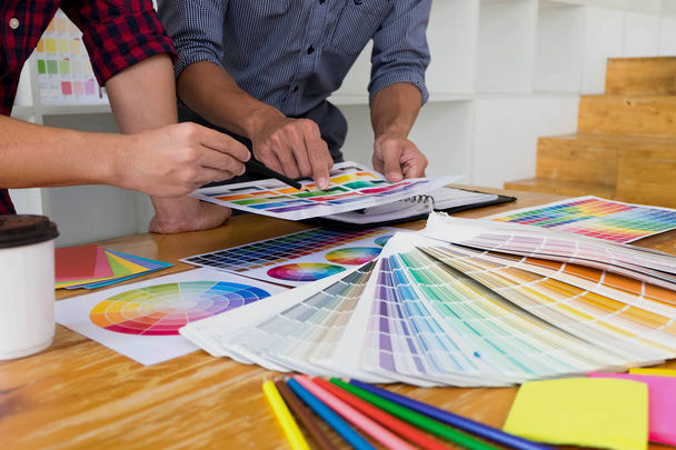 グラフィック デザイナーは、デザインの色バンド サンプルから色を選択します。グラフィック デザイナーの創造性働くコンセプト .  - 写真・画像
