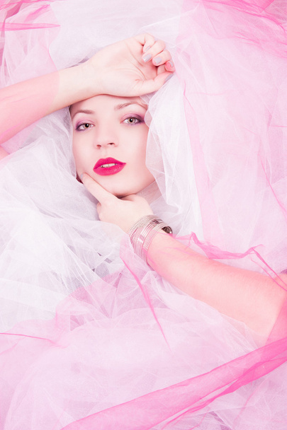 Девушка из моды с розовым макияжем в слоях шифона
 - Фото, изображение