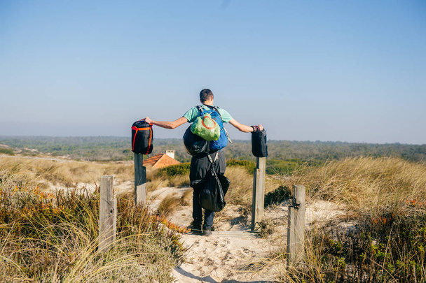 takaisin näkymä turisti kuljettaa pussit hiekkadyynit
 - Valokuva, kuva