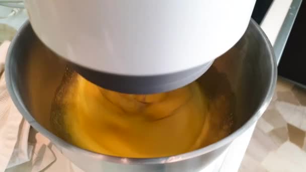 Planetary mixer is mixing eggs and sugar - Кадры, видео