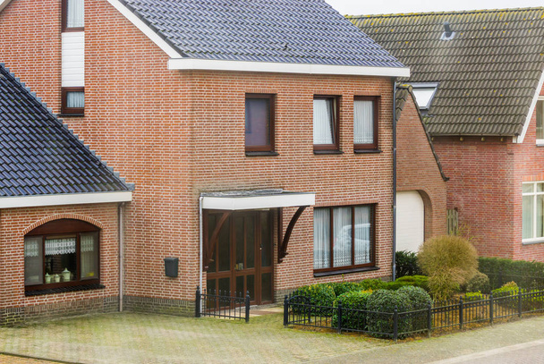 ヴィンテージスタイルの豪華な近代的なバンガロー、オランダの家の外観、小さなオランダの村の家 - 写真・画像