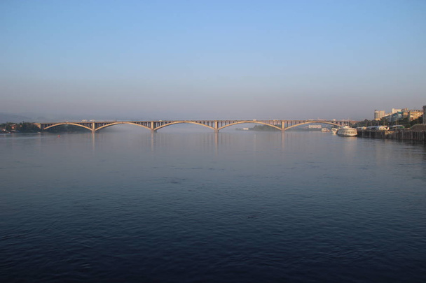 ταξιδεύουν κατά μήκος του ποταμού Yenisei - Φωτογραφία, εικόνα