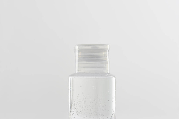 Bouteille cosmétique avec tonique sur fond blanc avec espace de copie
 - Photo, image