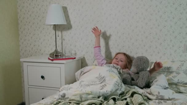 タブレットで遊んでベッドで小さな女の子 - 映像、動画