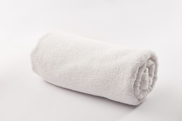 Frottee weich gerollt Handtuch auf weißem Hintergrund - Foto, Bild