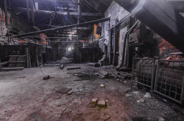 edificio abandonado de una fábrica de fundición
 - Foto, imagen