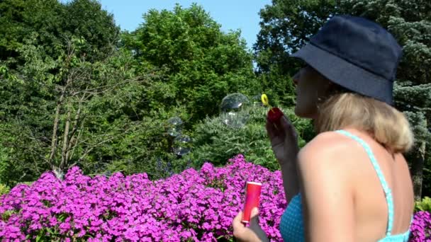 femme avec soutien-gorge et casquette sombre souffler des bulles de savon
 - Séquence, vidéo