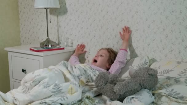 petite fille au lit jouant sur tablette
 - Séquence, vidéo