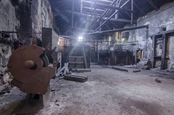 Rayos de sol en un antiguo edificio de fábrica abandonado
 - Foto, imagen