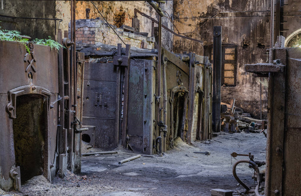 muchos hornos en una fundición abandonada
 - Foto, imagen