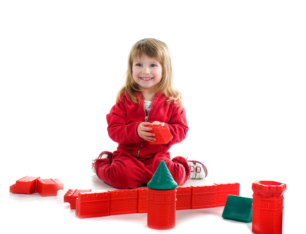 Little girl with red blocks - Foto, afbeelding