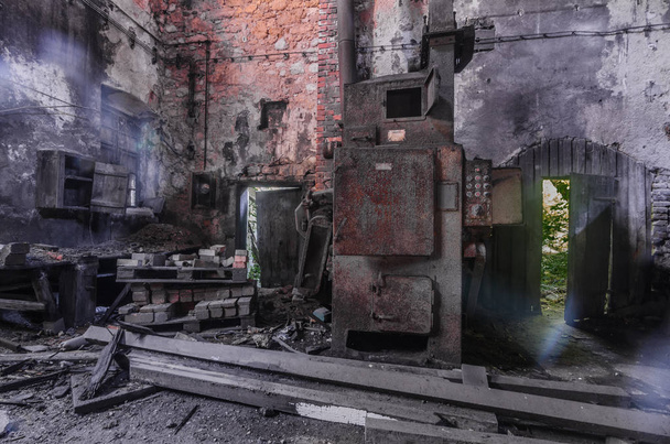 Horno oxidado en una fábrica abandonada
 - Foto, imagen