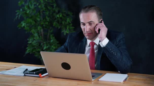Man businessman or lawyer sitting at work in front of a laptop. - Metraje, vídeo