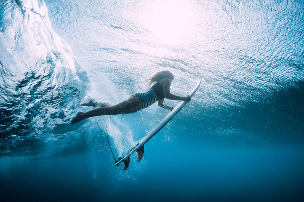 Surfer donna immersione subacquea con sott'onda
. - Foto, immagini