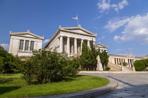 アテネ、ギリシャの首都アテネのアカデミーの外観. - 写真・画像