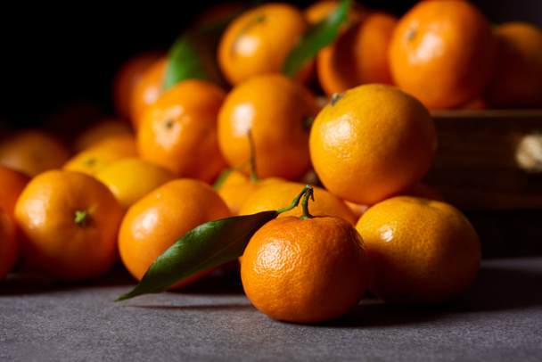 selective focus of tasty orange tangerines with green leaves - Foto, Imagem