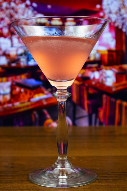 Cocktail cosmopolita em vidro martini
 - Foto, Imagem
