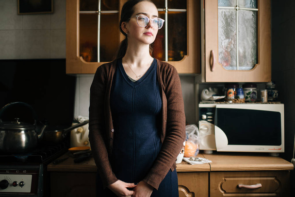 portrait of young caucasian housewife at home - Fotografie, Obrázek