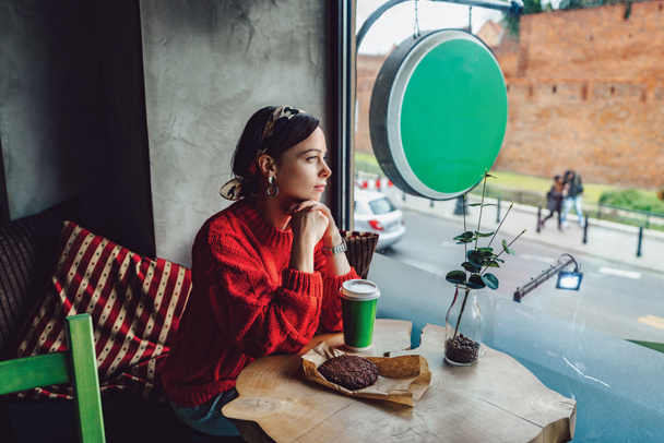 Ελκυστική κοπέλα σε ένα καφενείο στην Πολωνία - Φωτογραφία, εικόνα