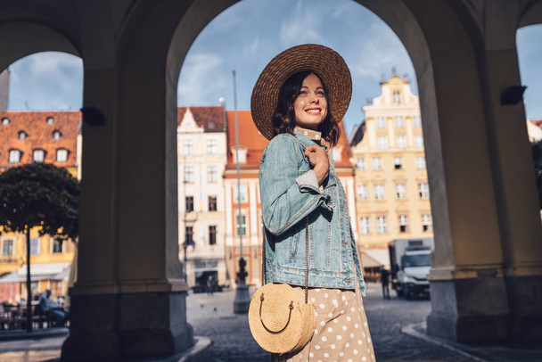Szczęśliwy atrakcyjna dziewczyna we Wrocławiu - Zdjęcie, obraz