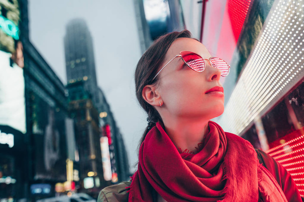 Attractive girl with a red glasses in the city - Fotoğraf, Görsel