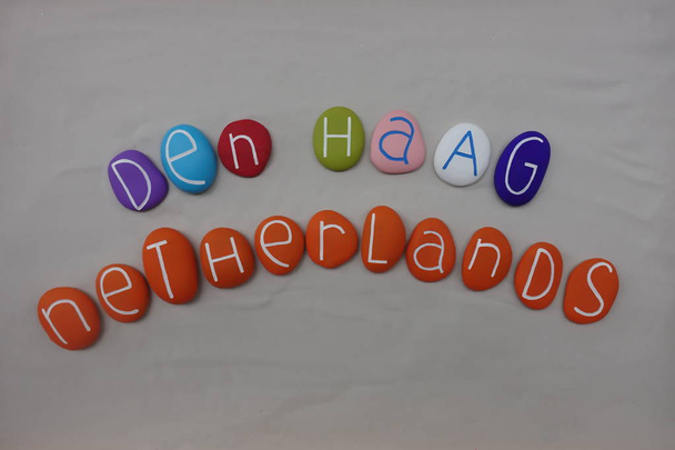 Nom de la ville de La Haye, Hollande, souvenir avec des pierres colorées
 - Photo, image