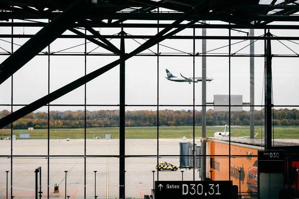 COLOGNE, GERMANY - NOVEMBER 16, 2017:  View from waiting hall in Bonn Koln airport at runway - Fotoğraf, Görsel