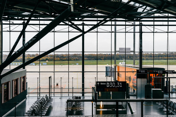COLOGNE, GERMANY - NOVEMBER 16, 2017:  View from waiting hall in Bonn Koln airport at runway - Fotoğraf, Görsel