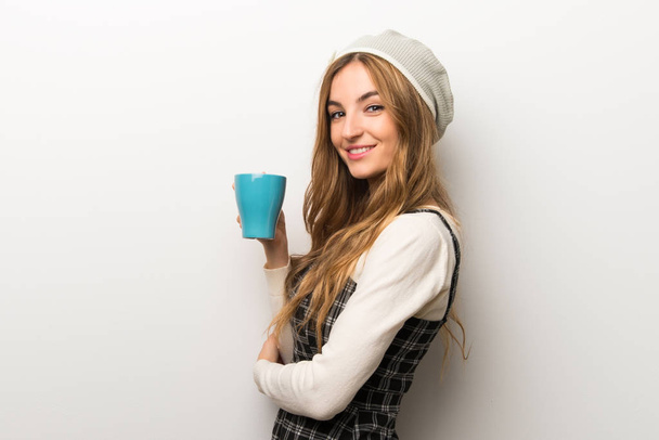 Moda mulher usando chapéu segurando uma xícara quente de café
 - Foto, Imagem