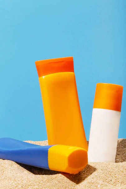Blank suntan lotion container, skin protection during vacation - Φωτογραφία, εικόνα