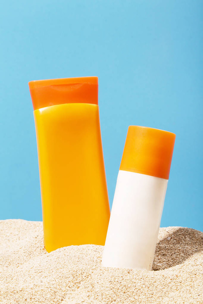 Lege zonnebrand lotion container, bescherming van de huid tijdens vakantie - Foto, afbeelding