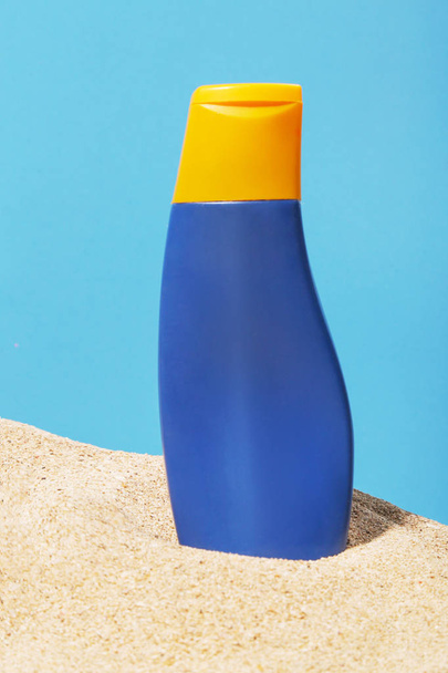 Blank suntan lotion container, skin protection during vacation - Fotó, kép