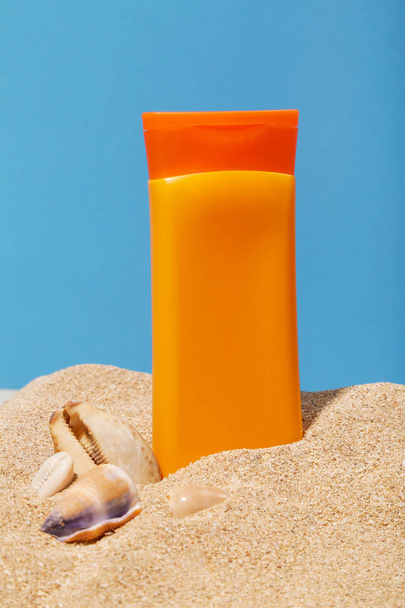 Blank suntan lotion container, skin protection during vacation - Foto, Imagen