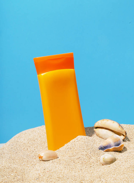 Contenedor de loción bronceadora en blanco, protección de la piel durante las vacaciones
 - Foto, imagen